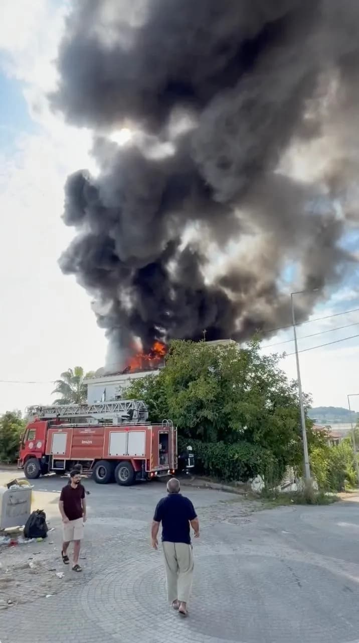 Antalya'nın Manavgat ilçesinde 4 katlı binanın çatı katında çıkan yangın korku dolu anların yaşanmasına neden oldu