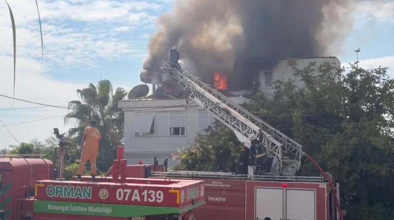 Antalya'nın Manavgat ilçesinde 4 katlı binanın çatı katında çıkan yangın korku dolu anların yaşanmasına neden oldu