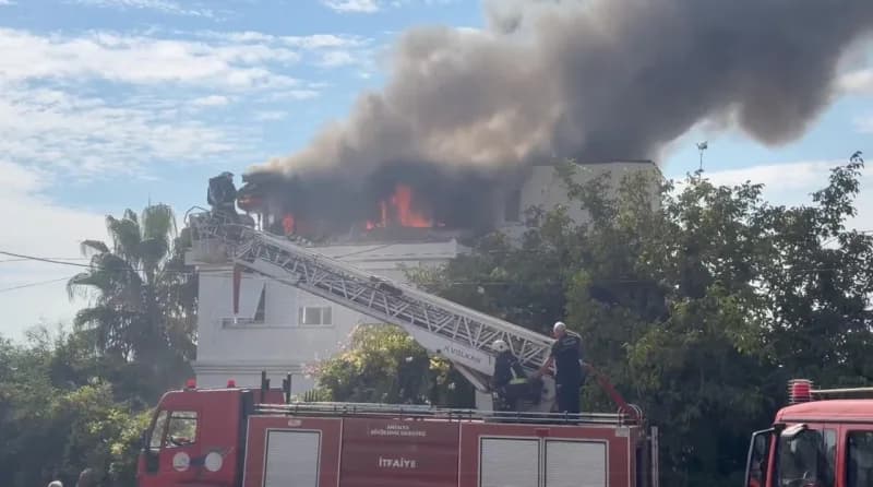 Antalya'nın Manavgat ilçesinde 4 katlı binanın çatı katında çıkan yangın korku dolu anların yaşanmasına neden oldu