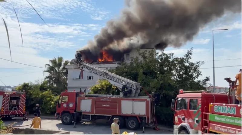 Antalya Manavgat'ta 4 katlı binanın çatısında çıkan yangından yükselen dumanlar