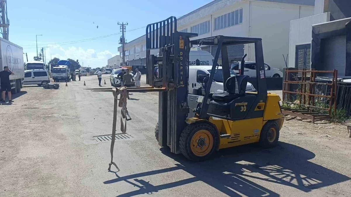 Antalya Manavgat'ta forklift vinç demirine çarpan motosiklet kazası sonrası olay yeri