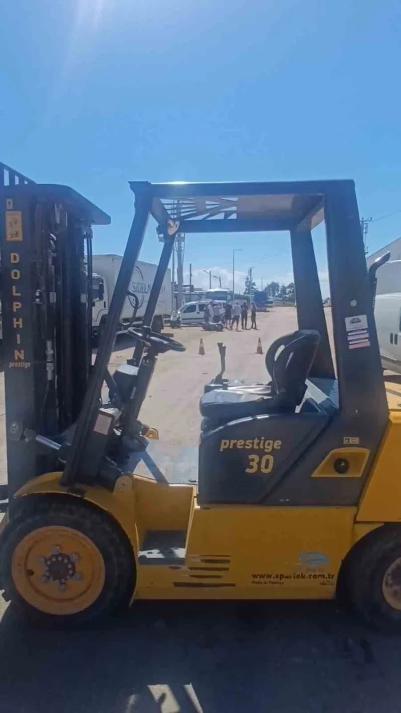 Antalya'nın Manavgat ilçesinde park halindeki forkliftin vinç demirlerine çarpan motosiklet sürücüsü Manavgat Devlet Has