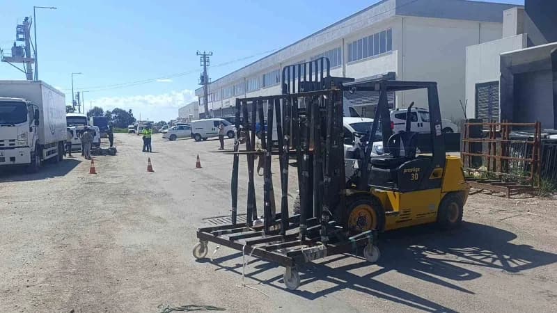 Antalya'nın Manavgat ilçesinde park halindeki forkliftin vinç demirlerine çarpan motosiklet sürücüsü Manavgat Devlet Has
