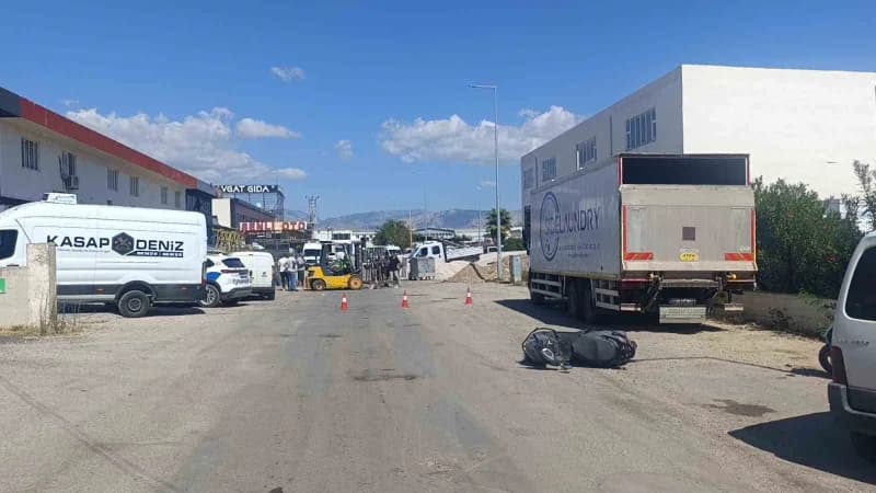 Antalya'nın Manavgat ilçesinde park halindeki forkliftin vinç demirlerine çarpan motosiklet sürücüsü Manavgat Devlet Has