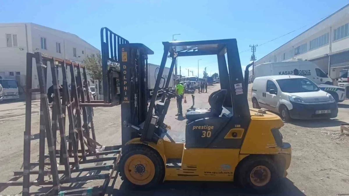 Antalya'nın Manavgat ilçesinde park halindeki forkliftin vinç demirlerine çarpan motosiklet sürücüsü Manavgat Devlet Has