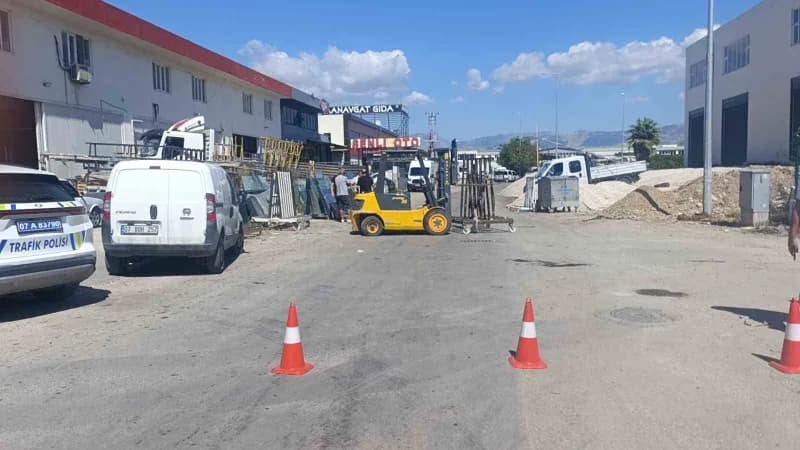Antalya'nın Manavgat ilçesinde park halindeki forkliftin vinç demirlerine çarpan motosiklet sürücüsü Manavgat Devlet Has