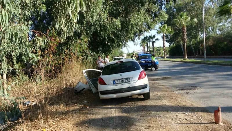 Otomobil sürücüsünün direksiyon hakimiyetini kaybetmesi sonucu önce refüj bordürüne ardından da palmiyeye çarptı.