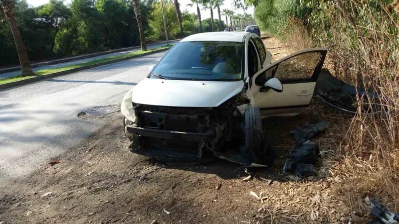 Manavgat Boğaz-Mendirek yolunda refüjde kaza yapan araçlar ve çevresi