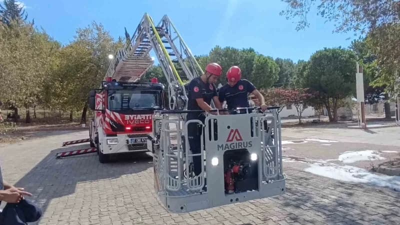 Araçlardan 42 metre mafsallı merdivene sahip olanı yüksek katlı binalardaki yangın ve kurtarma çalışmalarında, çok maksa