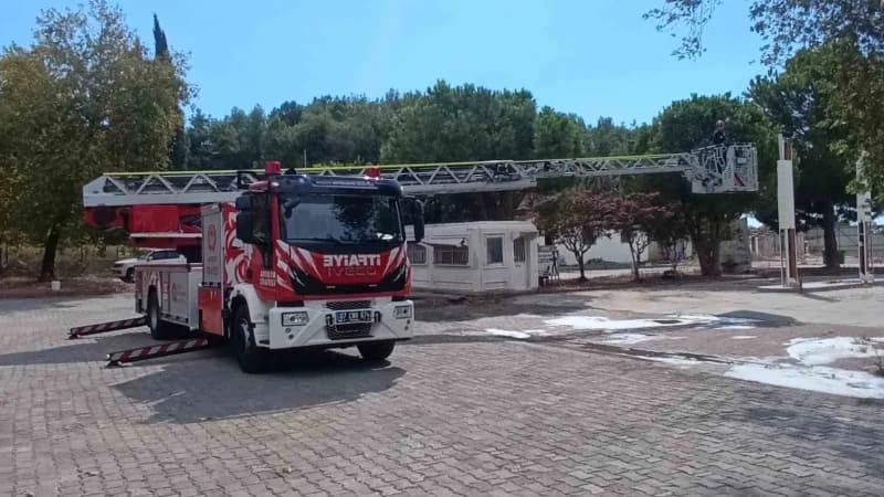Manavgat itfaiyesine teslim edilen 42 metre merdivenli ve çok maksatlı yeni itfaiye araçları