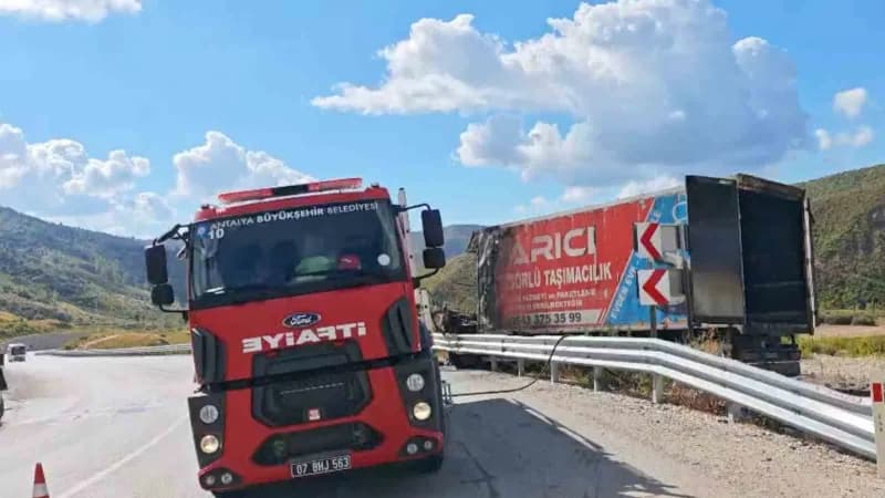 Antalya'nın Manavgat ilçesinde seyir halindeki kamyon bariyekrlere çarptıktan sonra yanmaya başladı. Yaralı kurtulan sür