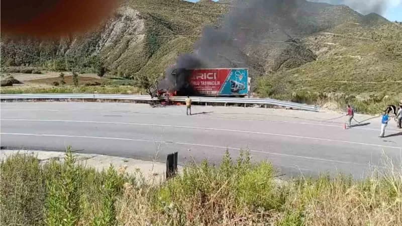 Antalya'nın Manavgat ilçesinde seyir halindeki kamyon bariyekrlere çarptıktan sonra yanmaya başladı. Yaralı kurtulan sür