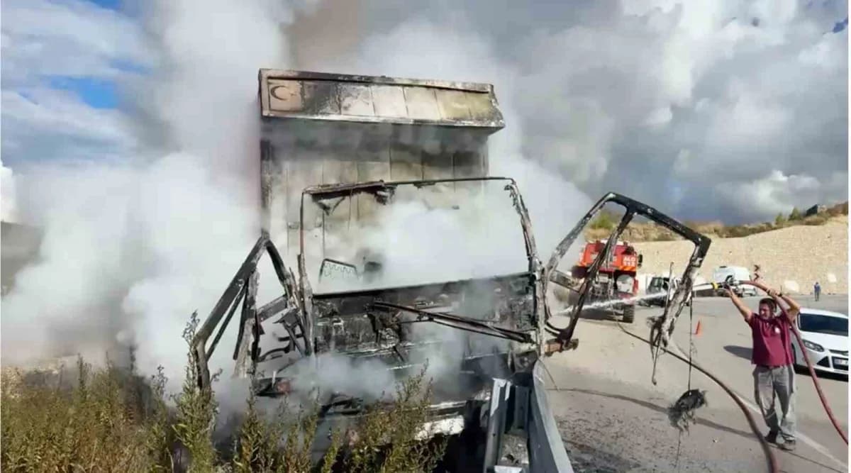 Antalya'nın Manavgat ilçesinde seyir halindeki kamyon bariyekrlere çarptıktan sonra yanmaya başladı. Yaralı kurtulan sür