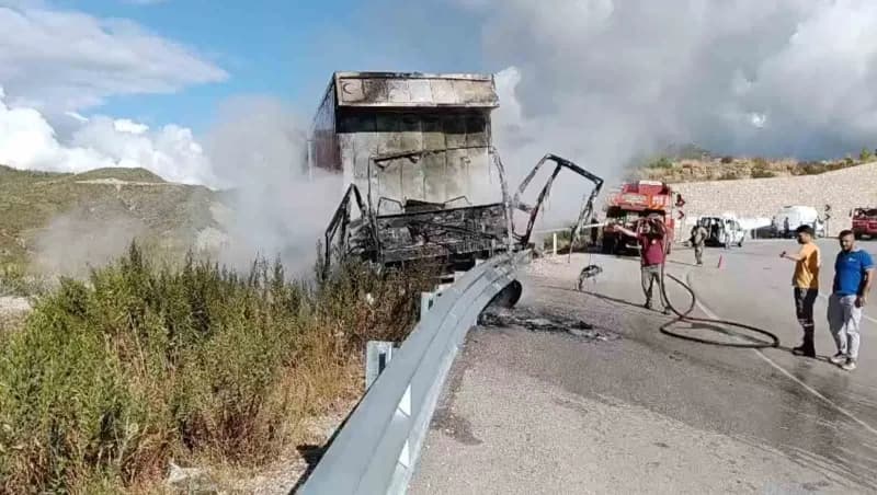 Antalya Manavgat'ta bariyerlere çarpan kamyon yangın sonrası alevler içinde