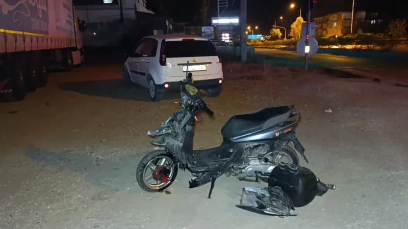 Manavgat ilçesinde d-400 Karayolu'ndan tali yola dönüş yapan motorlu bisiklet ile seyir halindeki otomobilin çarpışması