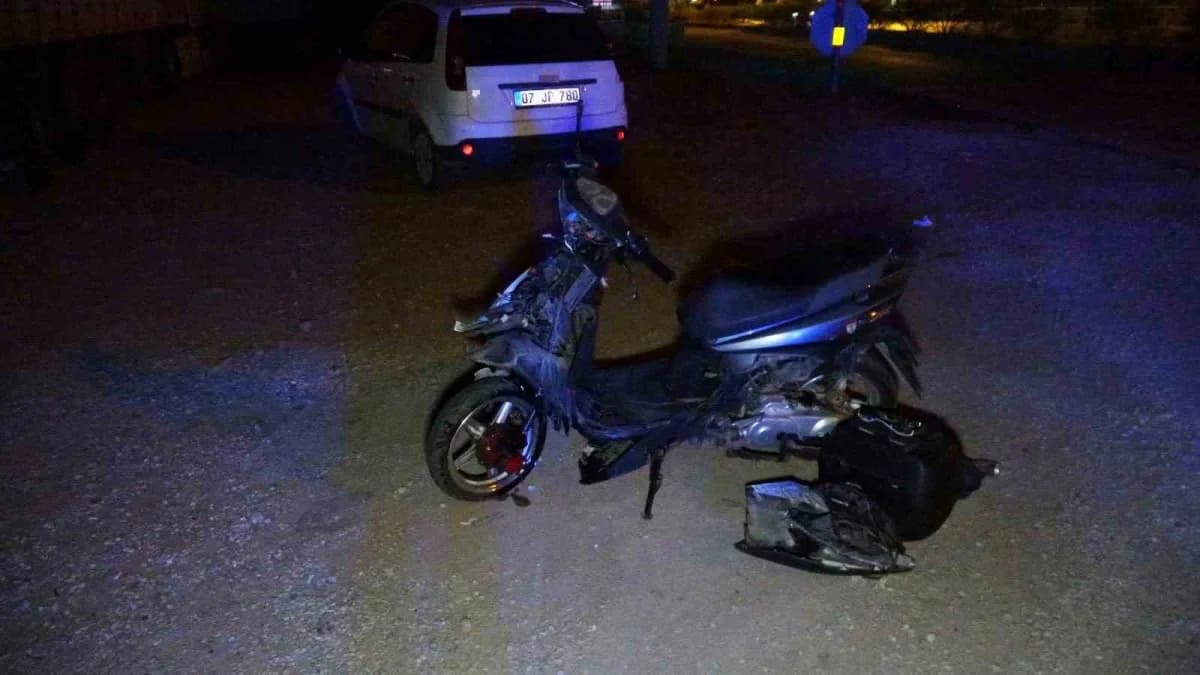 Manavgat ilçesinde d-400 Karayolu'ndan tali yola dönüş yapan motorlu bisiklet ile seyir halindeki otomobilin çarpışması