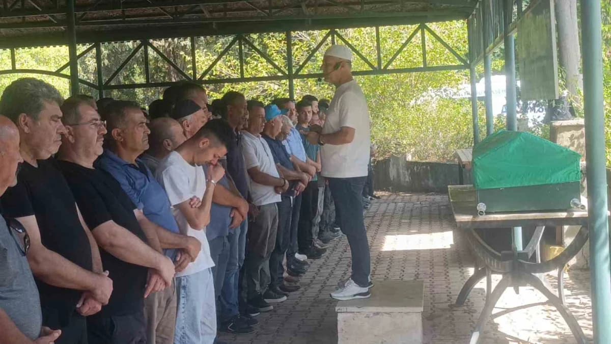 Antalya Manavgat'ta motosiklet kazasında hayatını kaybeden 17 yaşındaki kurye Yiğit Söyler'in cenaze töreninden görüntü