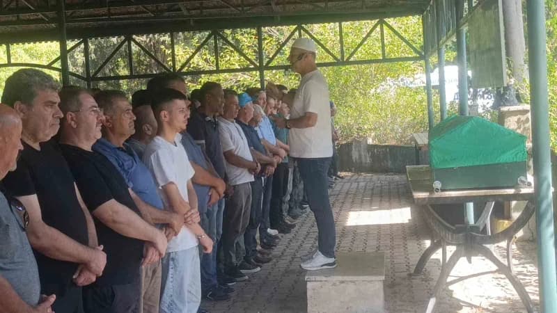 Antalya’nın Manavgat ilçesinde motosikletiyle, folklifte çarparak hayatını kaybeden 17 yaşındaki genç, yakınları ve arka