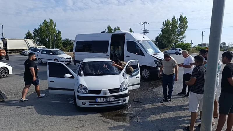 Manavgat ilçesinde tur minibüsü ile otomobilin çarpışması sonucu meydana gelen trafik kazasında 2 kişi yaralandı.