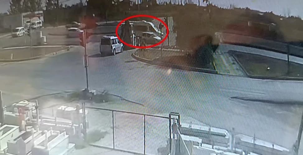 Kaza anı güvenlik kamerasına yansıdı.