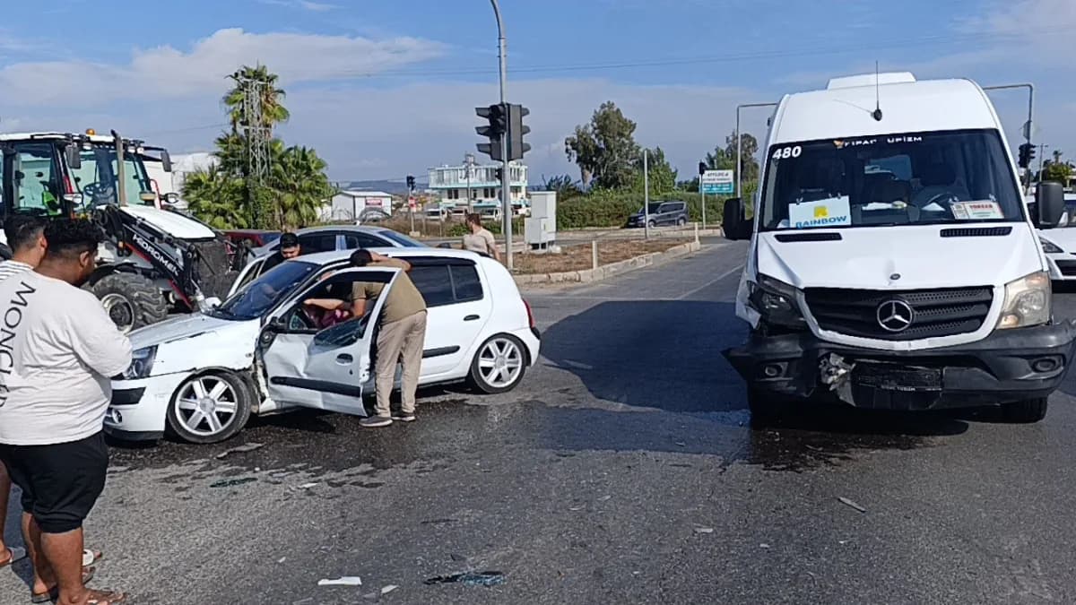 Antalya Manavgat'ta tur minibüsü ile otomobilin çarpıştığı trafik kazası sonrası olay yeri
