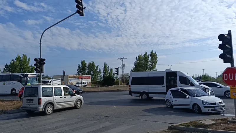 Manavgat ilçesinde tur minibüsü ile otomobilin çarpışması sonucu meydana gelen trafik kazasında 2 kişi yaralandı.