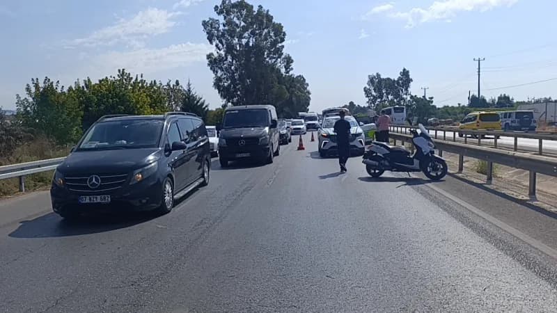 Manavgat ilçesinde üç aracın karıştığı zincirleme kazada şans eseri yaralanan olmazken, kazanın ardından trafiğin tek şe