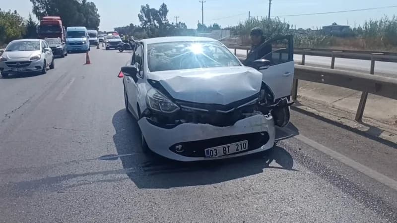 Manavgat ilçesinde üç aracın karıştığı zincirleme kazada şans eseri yaralanan olmazken, kazanın ardından trafiğin tek şe