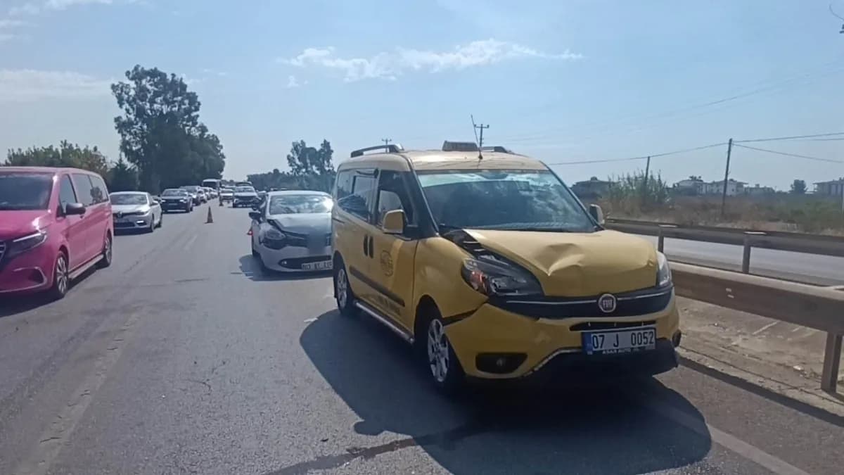 Manavgat ilçesinde üç aracın karıştığı zincirleme kazada şans eseri yaralanan olmazken, kazanın ardından trafiğin tek şe