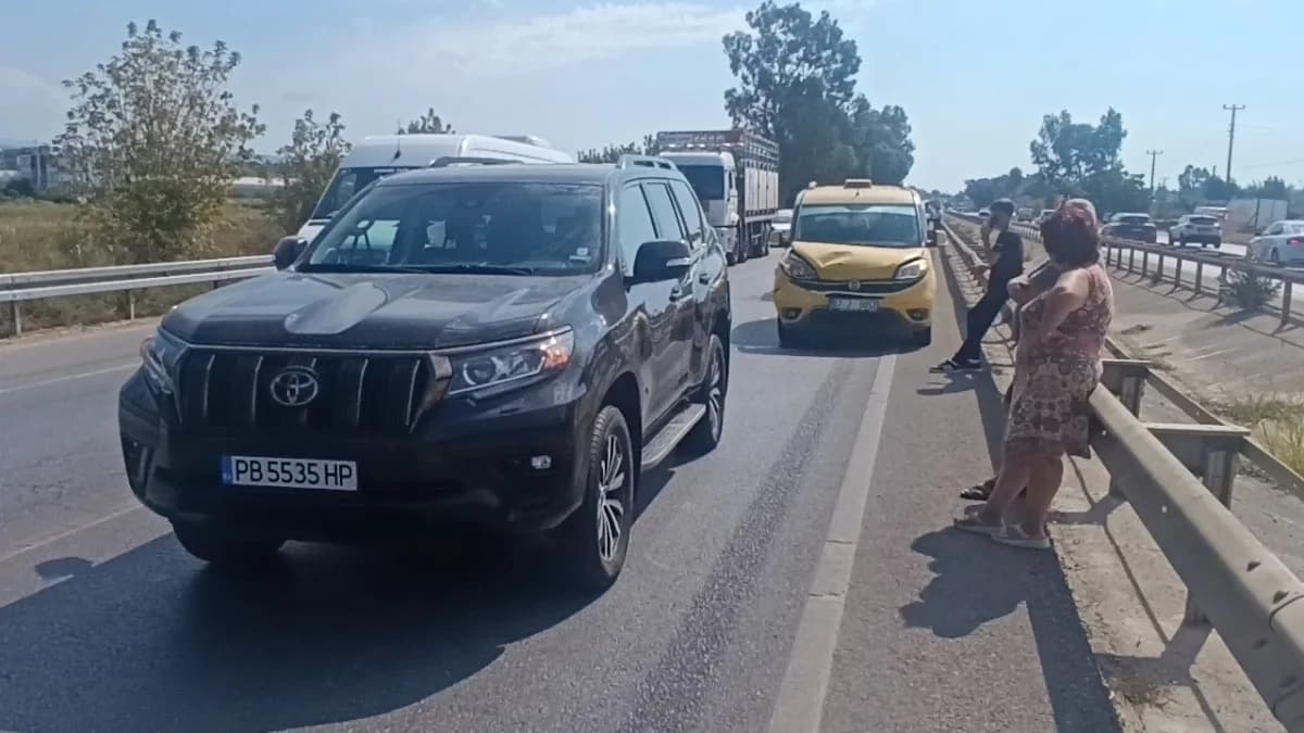 Manavgat D-400 kara yolunda üç aracın karıştığı zincirleme kaza sonrası oluşan trafik kuyruğu