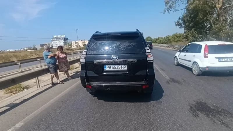Manavgat ilçesinde üç aracın karıştığı zincirleme kazada şans eseri yaralanan olmazken, kazanın ardından trafiğin tek şe