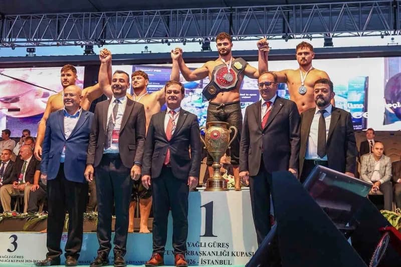 Manavgat Belediyespor sporcusu Alper Küçük, Yağlı Güreş Cumhurbaşkanlığı Kupası’nda Küçük orta Küçük boy kategorisinde ş