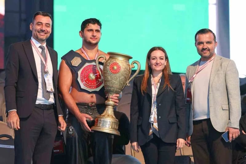 Manavgat Belediyespor sporcusu Alper Küçük, Yağlı Güreş Cumhurbaşkanlığı Kupası’nda Küçük orta Küçük boy kategorisinde ş