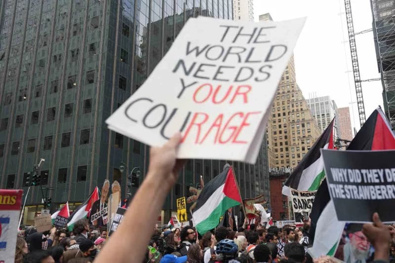 Manhatttan'da binlerce kişi Netanyahu'ya karşı yürüdü