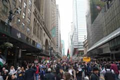 New York Manhattan’da Netanyahu karşıtı binlerce kişi Bryant Park’tan BM Genel Merkezi’ne yürüyüş düzenliyor