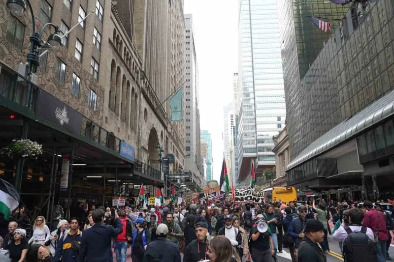 New York Manhattan’da Netanyahu karşıtı binlerce kişi Bryant Park’tan BM Genel Merkezi’ne yürüyüş düzenliyor