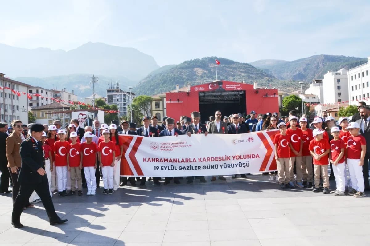 Manisa’da 19 Eylül Gaziler Günü töreninde Atatürk Anıtı’na çelenk sunulması ve araçlı kortej görüntüleri