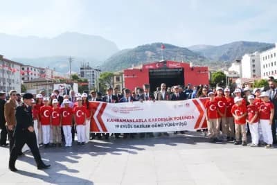 Manisa’da 19 Eylül Gaziler Günü töreninde Atatürk Anıtı’na çelenk sunulması ve araçlı kortej görüntüleri