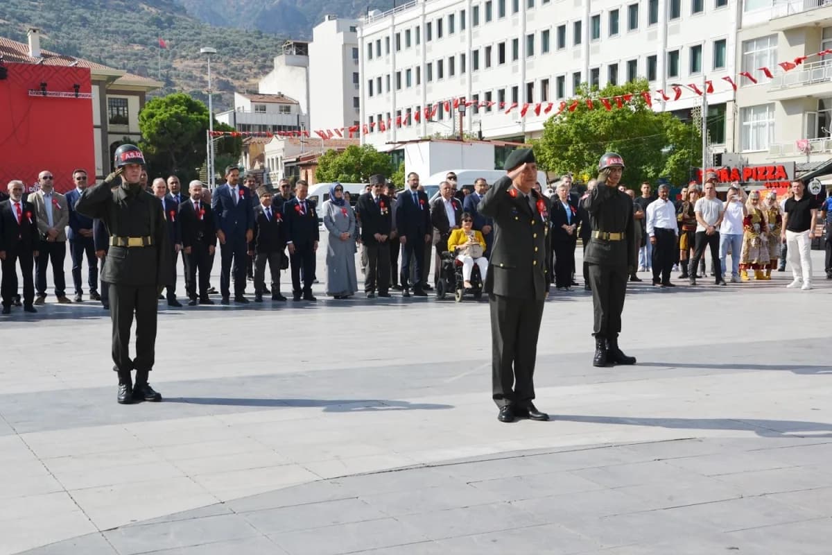 Manisa'da 19 Eylül Gaziler Günü dolayısıyla düzenlenen törenin ardından, gazilerin de katılımıyla şehitliklere kadar ara