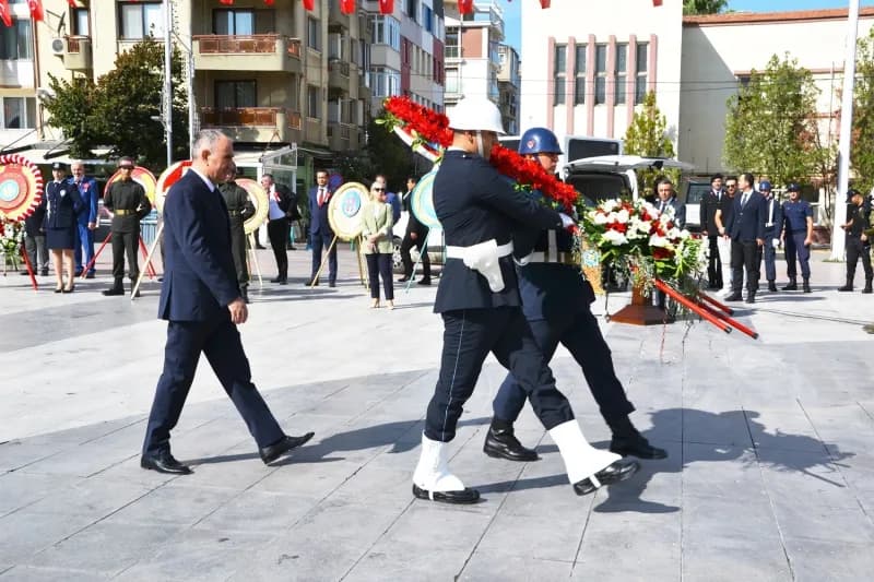 Manisa'da 19 Eylül Gaziler Günü dolayısıyla düzenlenen törenin ardından, gazilerin de katılımıyla şehitliklere kadar ara