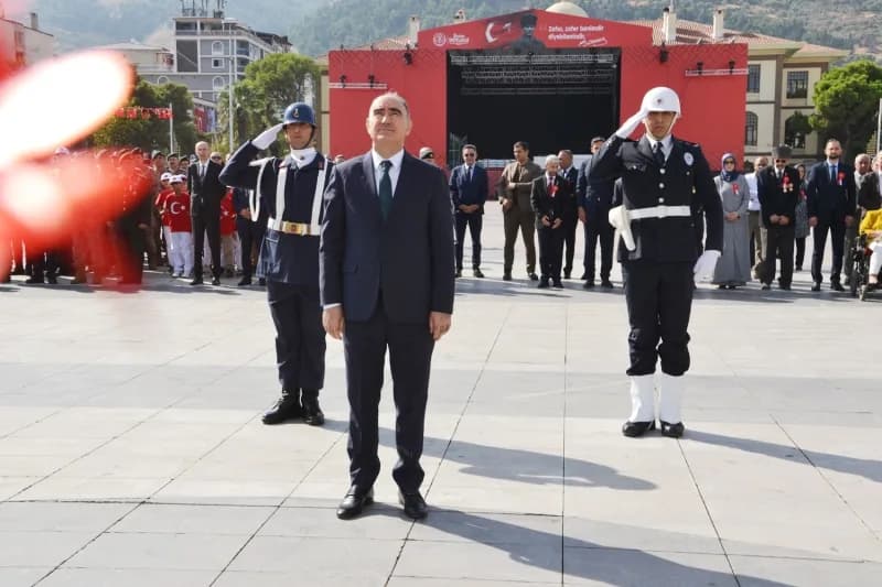 Manisa'da 19 Eylül Gaziler Günü dolayısıyla düzenlenen törenin ardından, gazilerin de katılımıyla şehitliklere kadar ara