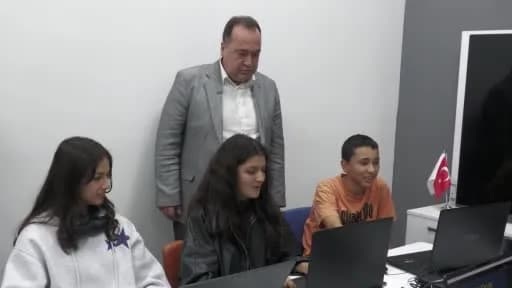 Manisa Akademi Manisa’da gençler kodlama ve oyun programlama eğitimi alırken sertifika töreni yapıldı