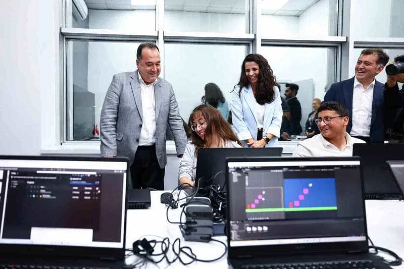 Manisa Akademi Manisa’da gençler kodlama ve oyun programlama eğitimleri sırasında çalışıyor