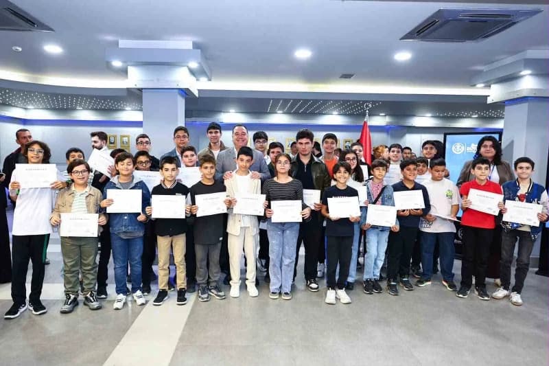 Eğitimlerini başarıyla tamamlayan öğrencilere katılım belgeleri Manisa Büyükşehir Belediye Başkanı Besim Dutlulu tarafın
