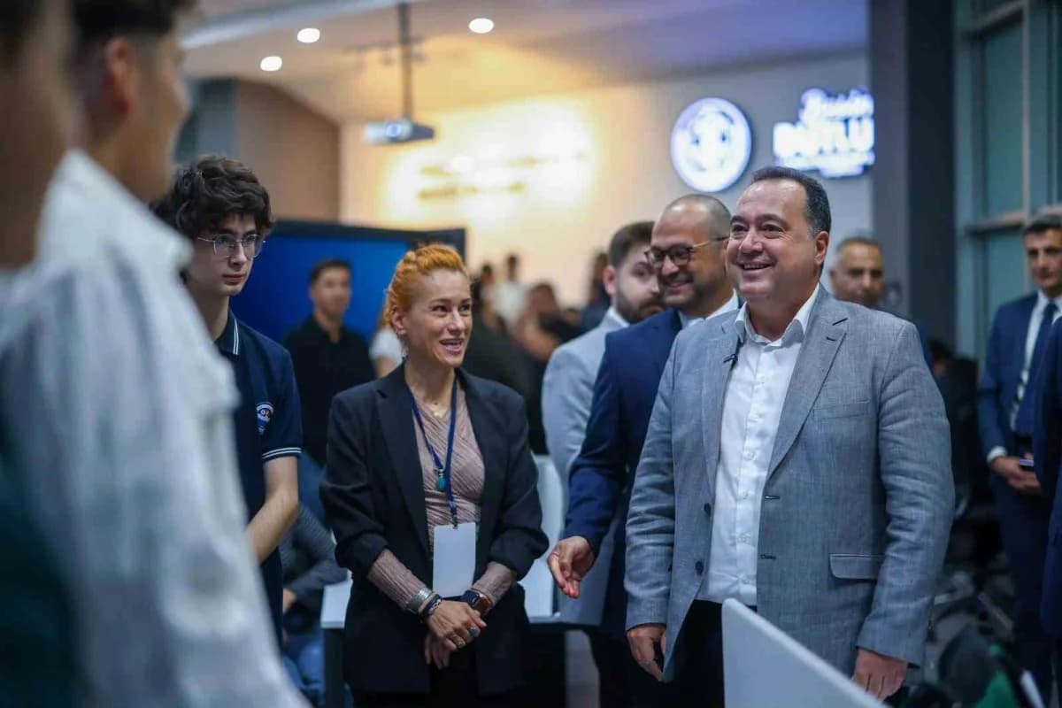 Büyükşehir Belediye Başkanı Besim Dutlulu, Akademi Manisa'da öğrencilerle bir araya geldi