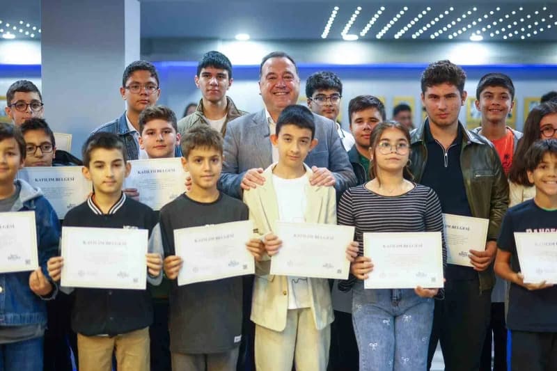 Eğitimlerini başarıyla tamamlayan öğrencilere katılım belgeleri Manisa Büyükşehir Belediye Başkanı Besim Dutlulu tarafın