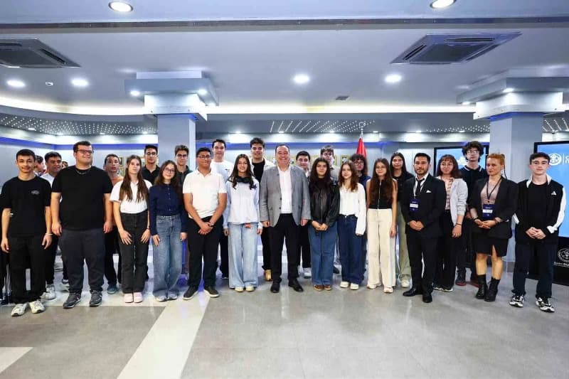 Eğitimlerini başarıyla tamamlayan öğrencilere katılım belgeleri Manisa Büyükşehir Belediye Başkanı Besim Dutlulu tarafın