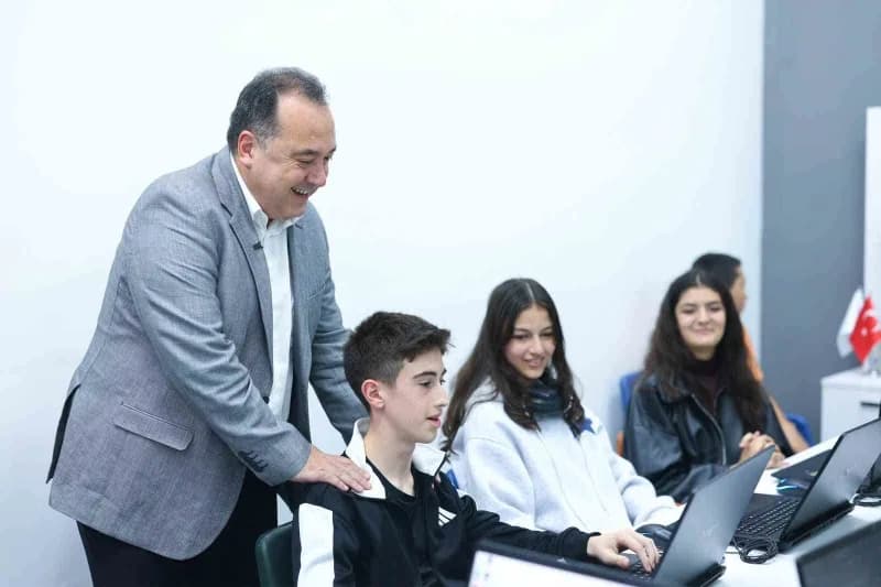Büyükşehir Belediye Başkanı Besim Dutlulu, Akademi Manisa'da öğrencilerle bir araya geldi