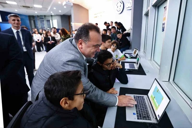 Büyükşehir Belediye Başkanı Besim Dutlulu, Akademi Manisa'da öğrencilerle bir araya geldi