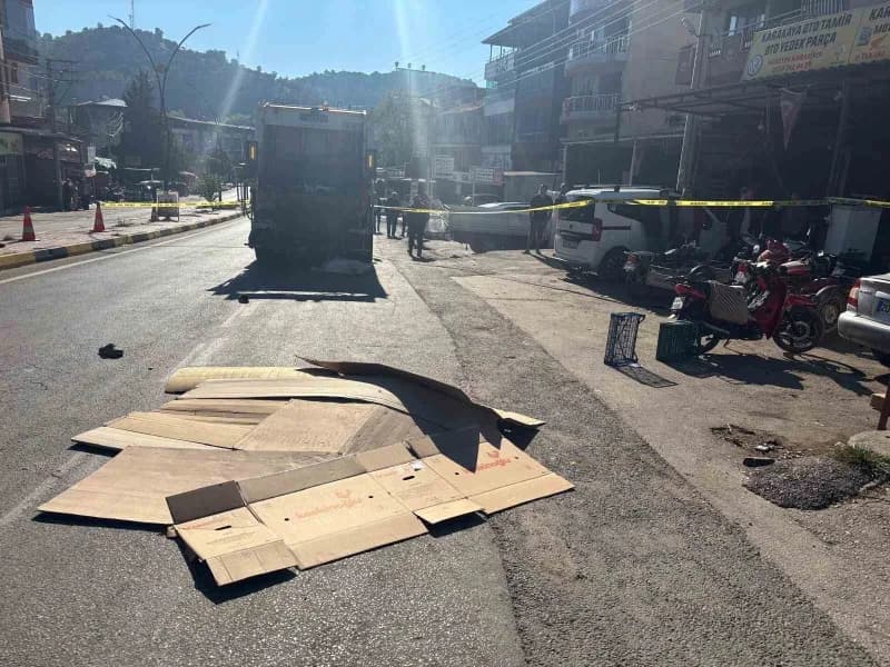 Manisa’nın Alaşehir ilçesinde çöp kamyonunun altında kalan 20 yaşındaki Erol Karasulu, olay yerinde hayatını kaybetti. K